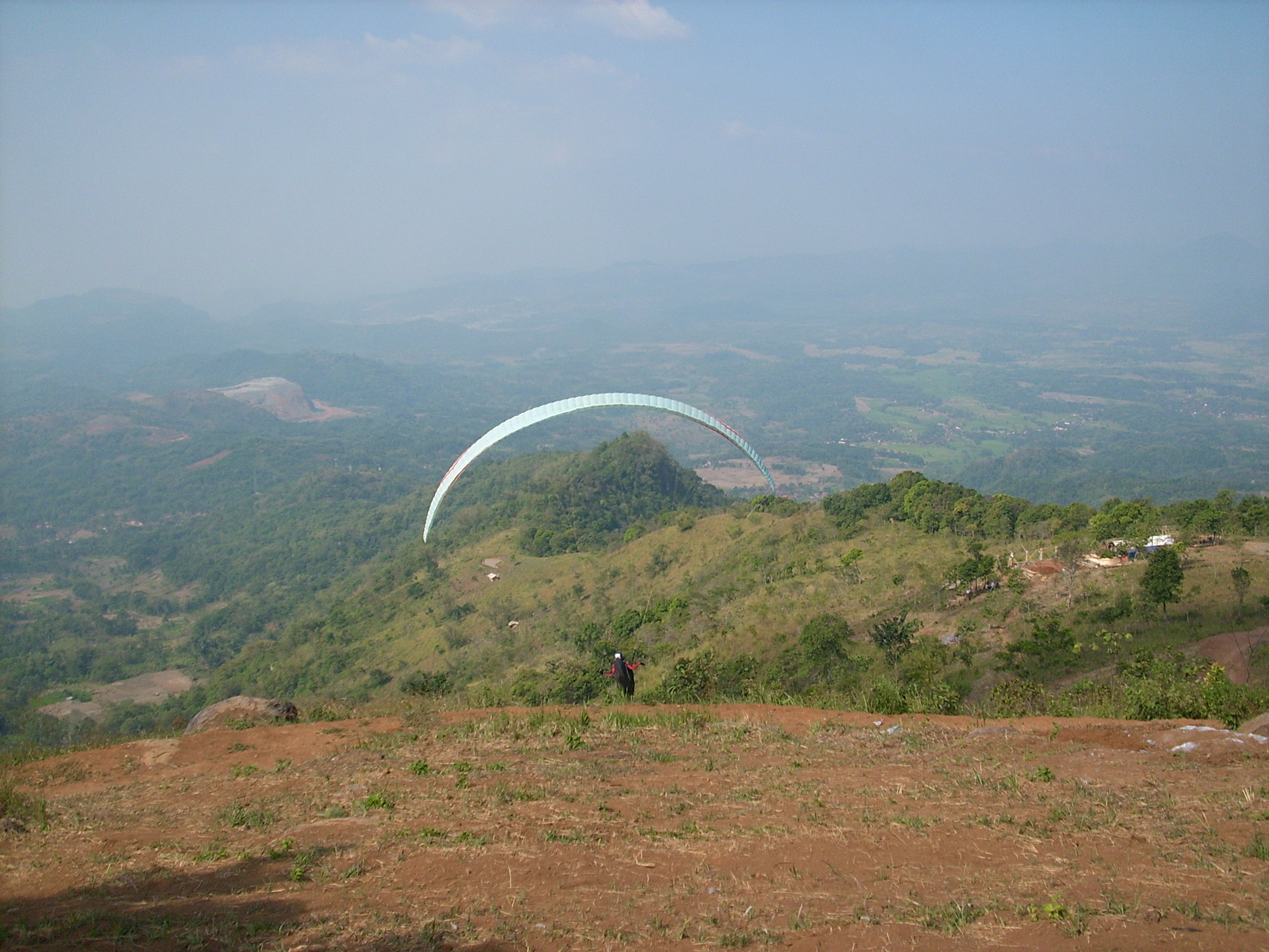 Puncak Elang (Eagle Peak Paragliding)